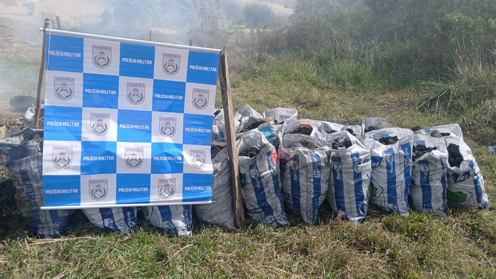 Cerca de oito toneladas de carvão são apreendidas em Campos após denúncia feita ao programa Linha Verde 